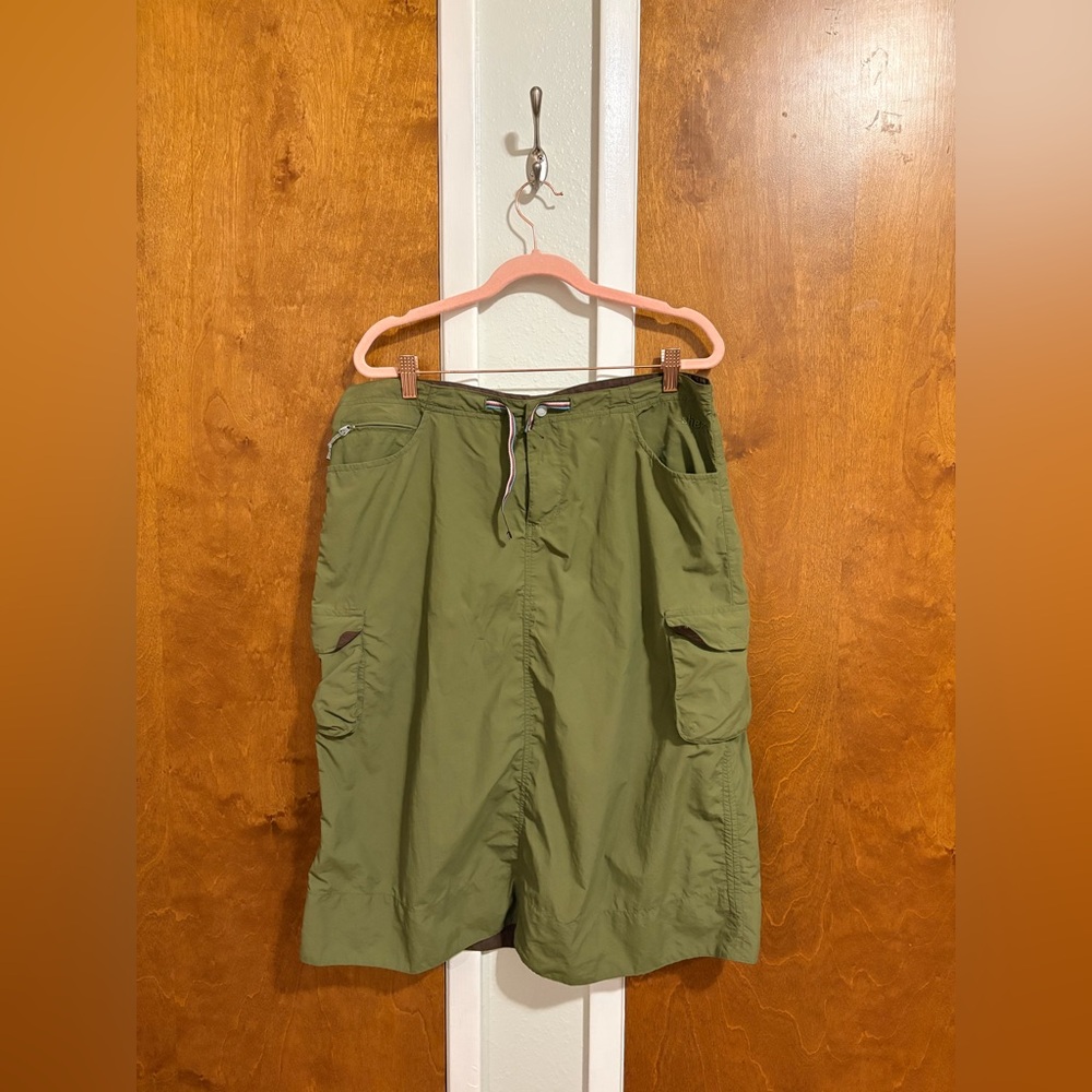 Women’s Green Sherpa Hiking Skirt - Picture 2 of 10